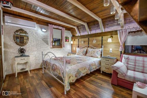 una camera con letto, divano e sedia di Traditional Guesthouse a Tríkala