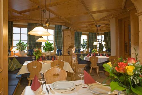 Un restaurante u otro lugar para comer en Gasthof Zur Burg