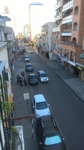 Blick auf eine Straße mit geparkten Autos in der Unterkunft Tucumán departamento in San Miguel de Tucumán