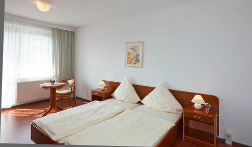 Una cama o camas en una habitación de Alpha Apparthotel leipzig-Rötha