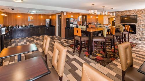 A seating area at Best Western Luxbury Inn Fort Wayne