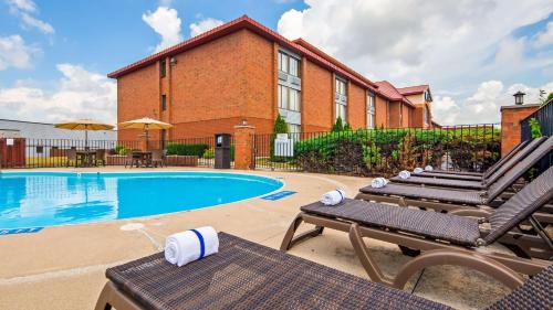 The swimming pool at or close to Best Western Luxbury Inn Fort Wayne