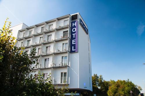 een hotelbord voor een gebouw bij Jet Hotel Zurich Airport in Rümlang