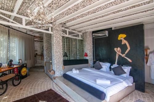 - une chambre avec un lit orné d'une peinture murale dans l'établissement Ölüdeniz Loft - Adults Only, à Ölüdeniz