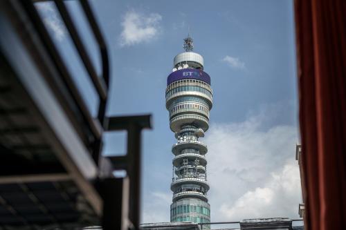 uma torre alta no meio de uma cidade em YHA London Central em Londres