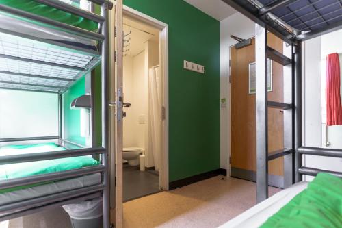 um quarto com 2 beliches e uma porta em YHA London Central em Londres