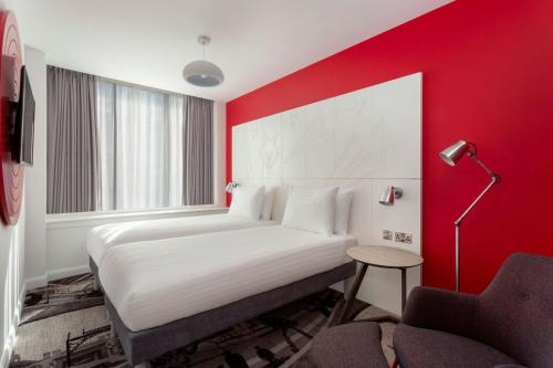 Postel nebo postele na pokoji v ubytování ibis Styles Glasgow Central