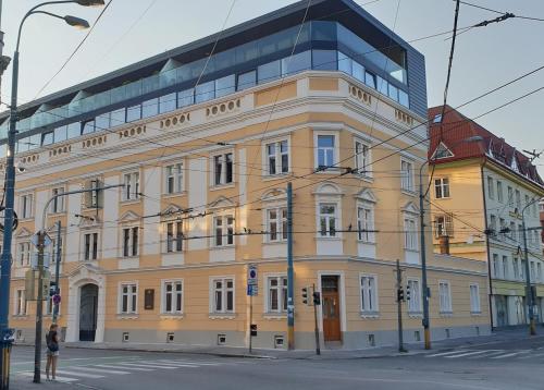 un edificio all'angolo di una strada di Romantic Central Flat a Bratislava