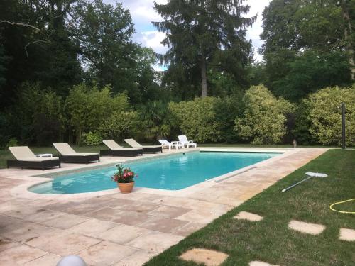 Басейн в или близо до Les Enclos Bed and Breakfast à 4 mn de Chantilly