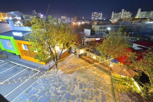 una vista aérea de una ciudad por la noche con luces en With U Hotel & Guesthouse, en Sokcho