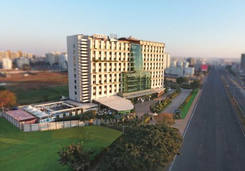 una vista aérea de un gran edificio con una calle en Sayaji Pune, en Pune