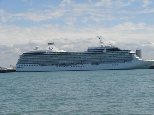 un gran crucero sentado en el agua en T2 Agréable, en Rochefort