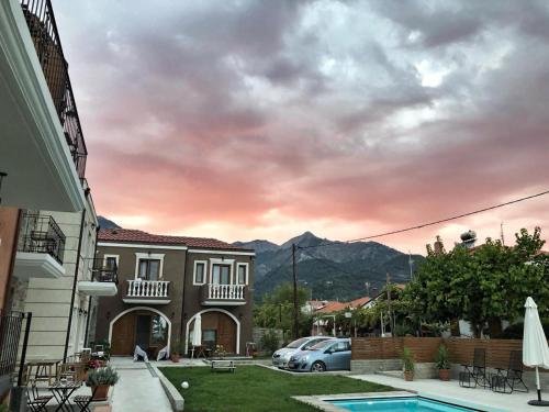 una casa con un coche aparcado en un patio con montañas en Anthelia, en Skala Potamias