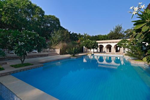 una gran piscina azul en un patio en Khas Bagh, en Jaipur