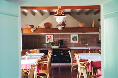 een restaurant met witte tafels en stoelen in een kamer bij Hotel Casa Del Embajador in Playa Blanca