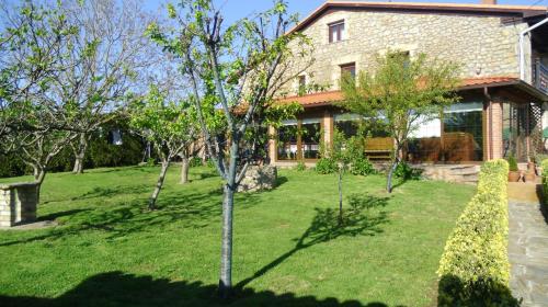 een boom voor een huis bij Posada Herrán in Santillana del Mar