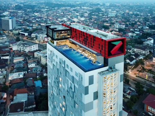 Πισίνα στο ή κοντά στο The Zuri Hotel Palembang