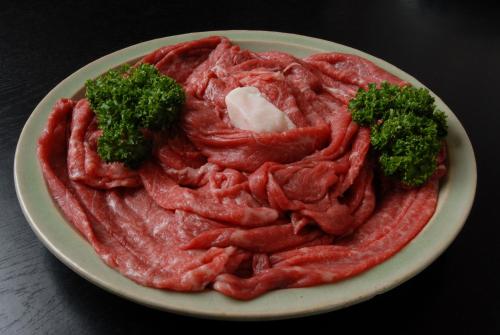 une assiette de viande et de brocolis sur une table dans l'établissement Hotel Sugicho, à Kyoto