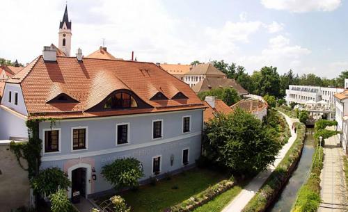 ein großes weißes Gebäude mit rotem Dach in der Unterkunft Penzion a restaurace U Míšků in Třeboň