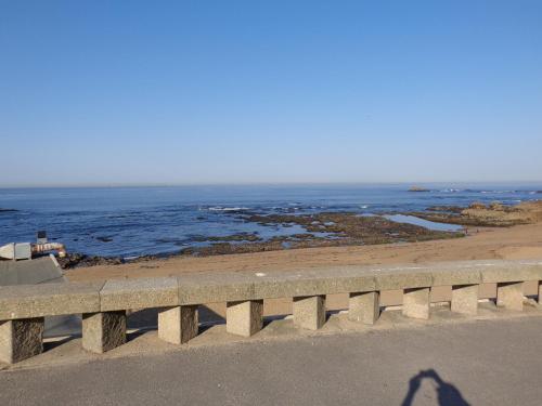 une ombre d'une personne qui prend une photo de l'océan dans l'établissement Oporto Foz House close to the beach, à Porto