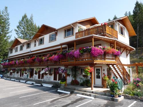 um edifício com flores ao lado em Gateway Motel em Radium Hot Springs