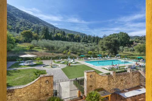 een uitzicht op een resort met een zwembad bij Hotel Villa Cheli in Lucca