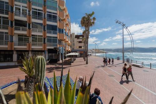 pessoas andando em um passeio ao lado da praia em Vista Teide 305-306 em Las Palmas de Gran Canárias