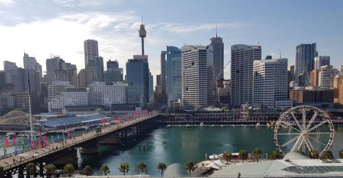 Blick auf eine Stadt mit Fluss und Brücke in der Unterkunft Darling Harbour 2 Bedroom Apartment in Sydney