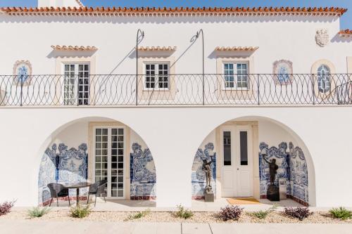 un edificio con mosaici su un lato di esso di Sra da Oliveira Solar Heritage a Leiria