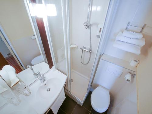 e bagno con doccia, servizi igienici e lavandino. di Hotel Inn Design Poitiers Sud a Poitiers