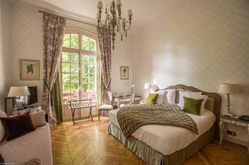 A bed or beds in a room at Le Château de la Tour