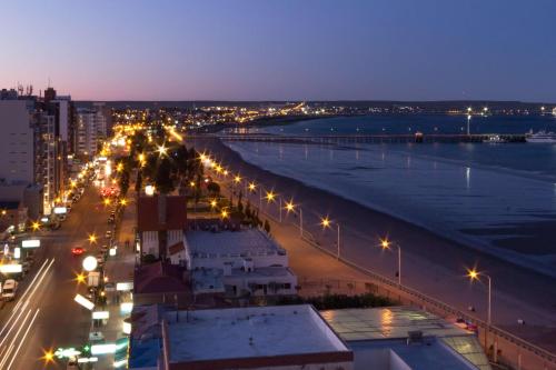 Pemandangan umum Puerto Madryn atau pemandangan kota yang diambil dari hotel