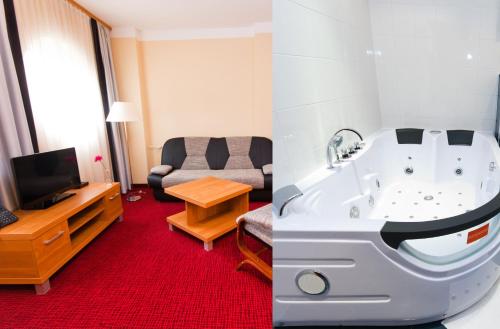 een hotelkamer met een bad in de woonkamer bij Hotel Malinowski Business in Gliwice