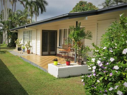 En hage utenfor Edge Hill Clean & Green Cairns, 7 Minutes from the Airport, 7 Minutes to Cairns CBD & Reef Fleet Terminal