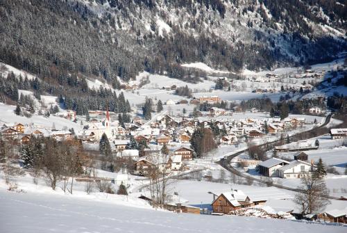 ラズン・ディ・ソットにあるHotel Brunnerhofの雪山の小さな町