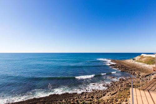 een uitzicht op de oceaan vanaf een klif bij Casa d'Arriba in Atouguia da Baleia