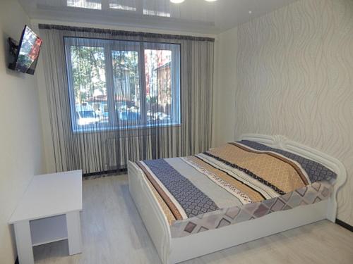 Uma cama ou camas num quarto em Ukrainska Apartment