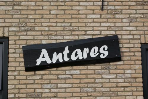 Et logo, certifikat, skilt eller en pris der bliver vist frem på Antares-Ameland