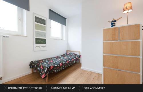 Kleines Zimmer mit einem Bett und einem Fenster in der Unterkunft HEJ Apartments Bayreuth in Bayreuth