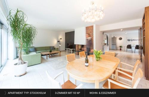 comedor y sala de estar con mesa y sillas en HEJ Apartments Bayreuth, en Bayreuth