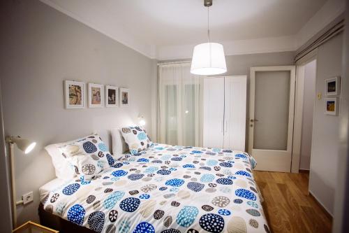 una camera con un letto e un piumone blu e bianco di Luxurious & Modern | Walk Everywhere | 5★ Amenities a Salonicco