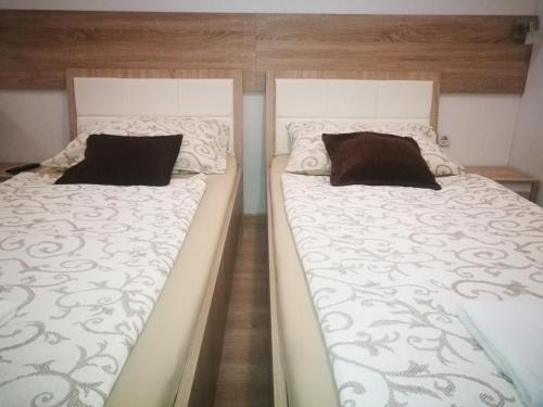 Ліжко або ліжка в номері Rooms Aračić