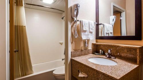 Best Western Cape Cod Hotel tesisinde bir banyo