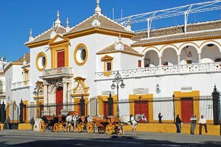 een paardenkoets voor een gebouw bij Tourist House Arenal in Sevilla