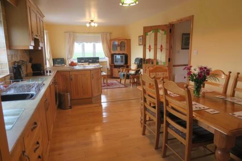 Ett kök eller pentry på THISTLEDOWN - Ballina - Crossmolina - County Mayo - Sleeps 8 - Sister property to Inglewood