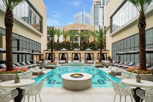 Kolam renang di atau dekat dengan The Post Oak Hotel