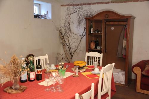 uma mesa de jantar com uma toalha de mesa vermelha em Gästehaus Weinviertel - Niederösterreich em Siebenhirten