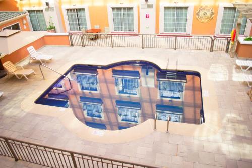 Piscina a iStay Hotel Ciudad Juarez o a prop