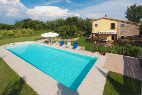 eine Aussicht auf einen Pool vor einem Haus in der Unterkunft FicOlivo in Pitigliano