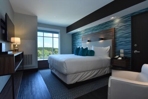 um quarto de hotel com uma cama grande e uma janela em Bally's Twin River Lincoln Casino & Hotel em Lincoln